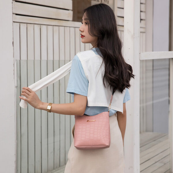 Wholesale PU Crocodile Pattern Crossbody Bag, Printed Woven Strap, Shoulder Strap, Bucket Bag