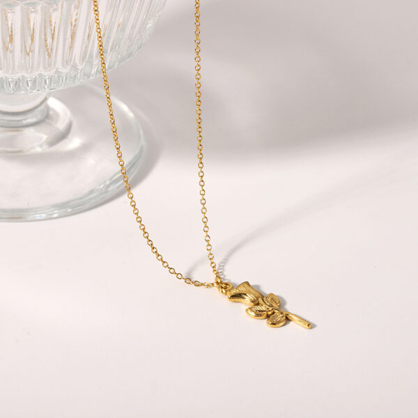 O1CN01Z10cCT1CrPvUqZXmE_2215527580134-0-cib Wholesale 18K Gold-plated Three-dimensional Rose Niche Clavicle Chain Stainless Steel Necklaces