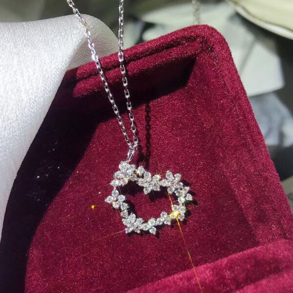 O1CN01ZWuprX1jNXI8WDsKk_3551054536-0-cib Wholesale Heart Shaped Flowers Inlaid Diamond Zircon Necklaces