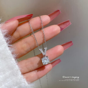 V-shaped four-claw diamond necklace