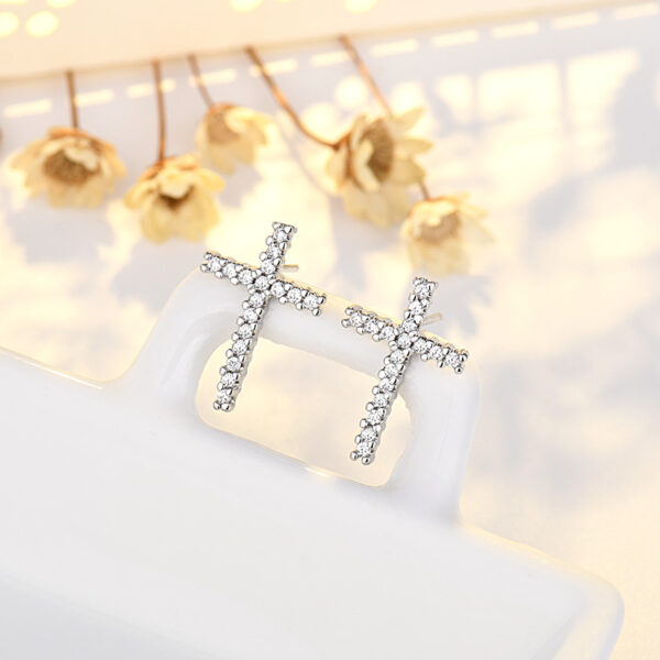 Wholesale Zircon Heart-shaped Simple Cross Copper Stud Earrings