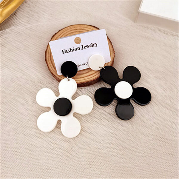 O1CN01ZsgGDM27ScVzSTBNL_3843297796-0-cib Wholesale Fashion Contrasting Color Five-petal Flower Acrylic Earrings