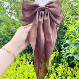 Brown-scarf bow