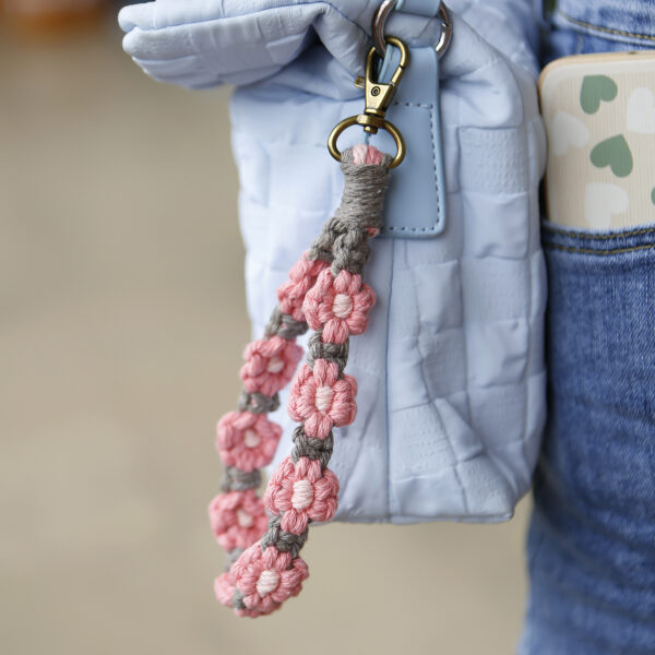 Wholesale Alloy Small Daisy Wristband Keychain
