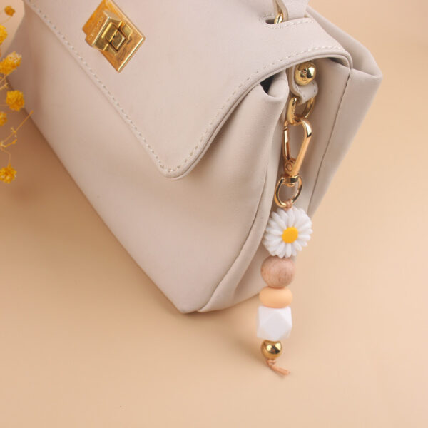 O1CN01bM1gIw1NrNffBjWnF_2214899881623-0-cib Wholesale Silicone Cartoon Daisy Keychains