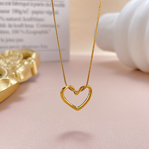 O1CN01bdPjDJ1DXYNZ9Ea40_948580226-0-cib Wholesale Hollow Love Titanium Steel Necklace Clavicle Chain