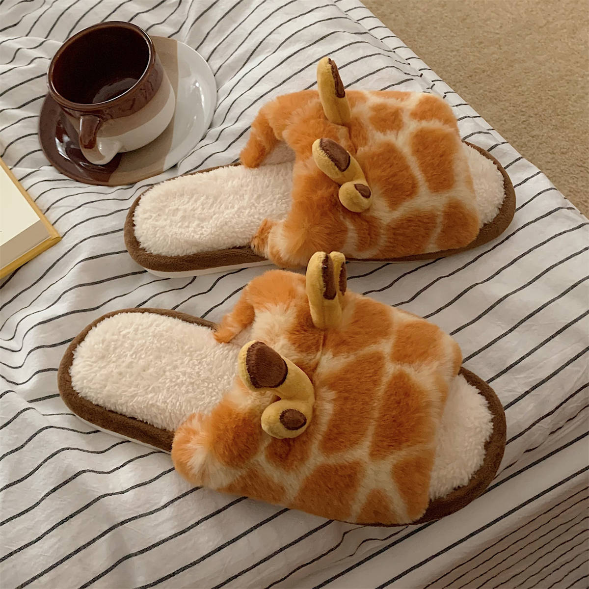 Wholesale of Autumn and Winter Girae Plush Cotton Slippers