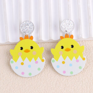 Spotted eggshell chick