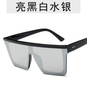 Figure / Bright black and white Mercury