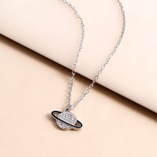 O1CN01dYNGIZ20yUnhkqsGU_4103126918-0-cib Wholesale Zinc Alloy Saturn Diamond Pendant Necklace