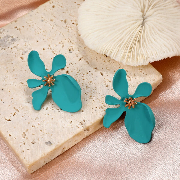 O1CN01dpLciv1g7YcyQ5P96_3975744095-0-cib Wholesale 3D Flower Alloy Earrings