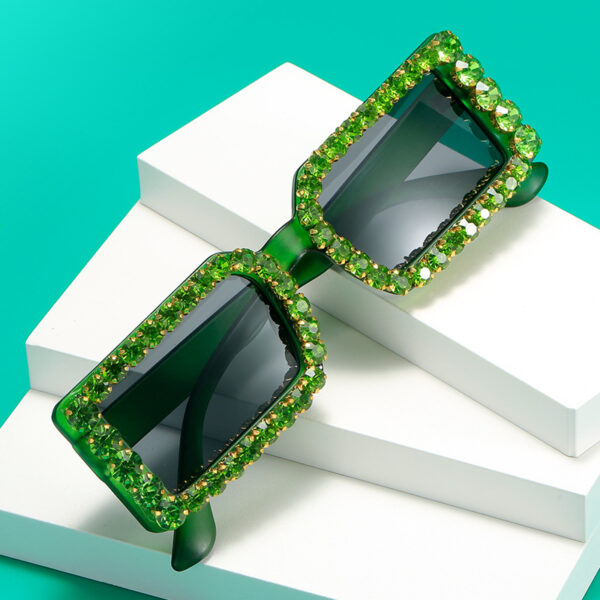 O1CN01ePWp221Fk2FXDW43M_2206418630524-0-cib Wholesale PC Small Frame Sunglasses with Diamonds