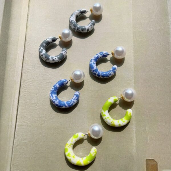 Wholesale Geometric Vintage C Acrylic Ear Studs