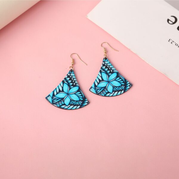 O1CN01f9dxQg1kPCNfF2WLW_2212917204675-0-cib Wholesale Autumn/Winter Triangular Ginkgo Leaf Scalloped Acrylic Earrings
