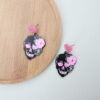 O1CN01fWYWbn1tTALLKvUde_2207988525902-0-cib Wholesale Acrylic Pink Skull Earrings Engraved Graffiti Heart
