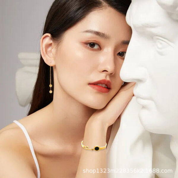 O1CN01foAHU12H7E8qkl3l9_2211525629103-0-cib Wholesale Disc Geometric Hollow Diamond Bracelet Stainless Steel 18K Gold Plated Bracelet