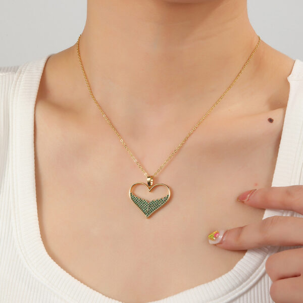 Wholesale 18K Gold Copper Micro Paved Emerald Love Heart Pendant Necklaces