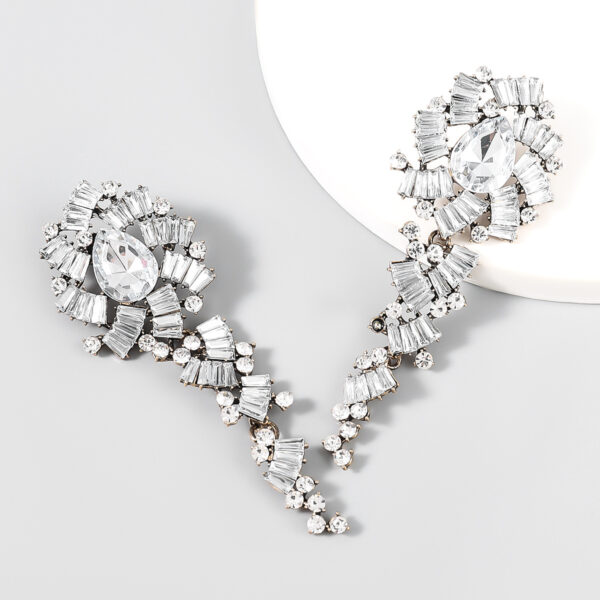 O1CN01hoxSwa2II3552QqMt_2473019262-0-cib Wholesale Alloy Diamond Inlaid Acrylic Flower Long Earrings