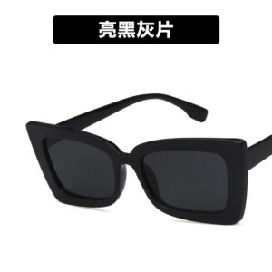 Figure / Bright Black Gray