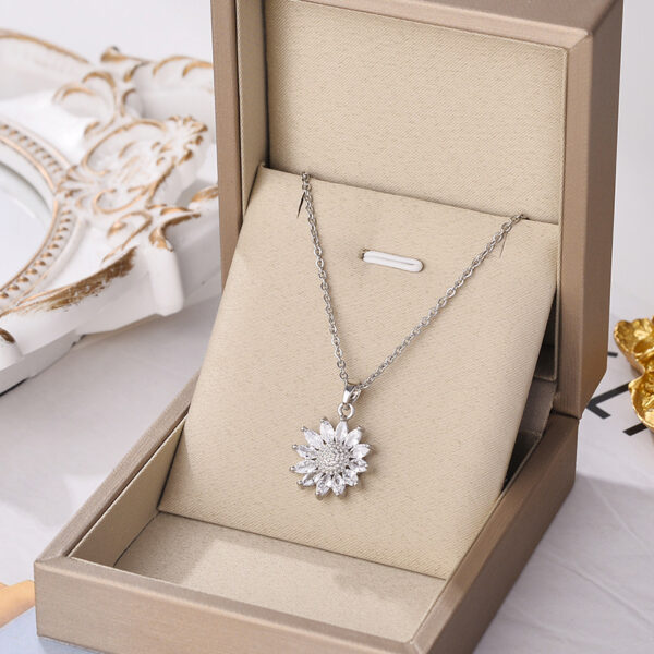 O1CN01inTwEu1Kwvezo0cPZ_2212949681229-0-cib Wholesale Gold Zircon Sunflower Pendant Titanium Steel Necklaces
