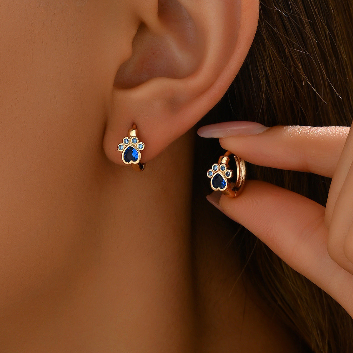 Wholesale Simple Bear Claw Inlaid Blue Diamond Copper Zircon Earrings