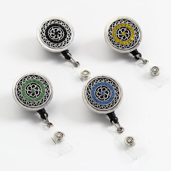 O1CN01jkDMIl1Nxn3JPj5J9_2676091637-0-cib Wholesale Retro Hollow Flower Diamond Retractable Alloy Keychain