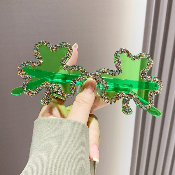 O1CN01nE03vE1CbqZiR8yzw_2212394510100-0-cib Wholesale Diamond Clover One-Piece Frameless Colorful Candy Colored Glasses