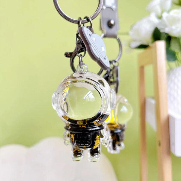 Wholesale Acrylic Creative Oil Floating Astronaut Keychain