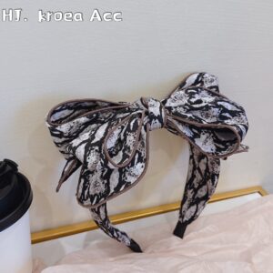 F425-black and white snakeskin pattern