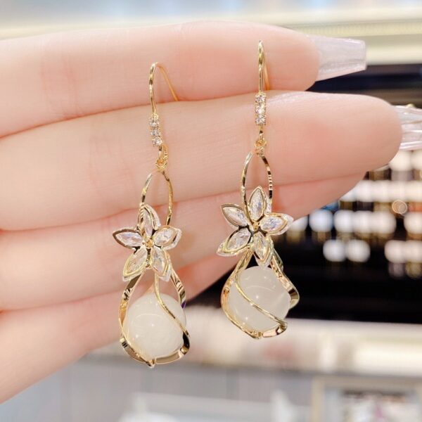 O1CN01pOwYpC1a87YOseOtS_2215344813284-0-cib Wholesale Zircon Five Petal Flower Cat Eye Stone Personalized Fashion Temperament Earrings