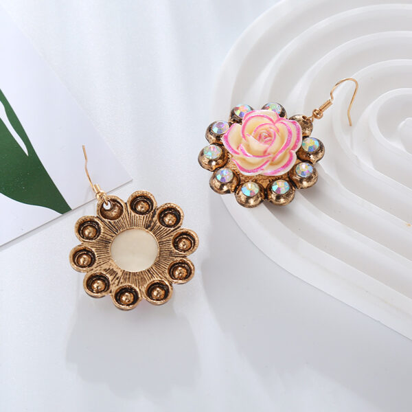 O1CN01qqowjp2LDsVqqC8NC_2206398079659-0-cib Wholesale Alloy Diamond Resin Floral Vintage Earrings
