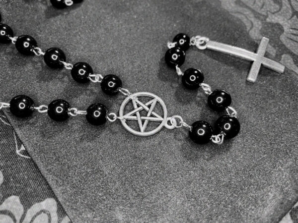 O1CN01qsHpXa21w2Gm4JVR1_2212819817048-0-cib Wholesale Alloy Circle Pentagram Cross Black Beaded Necklace
