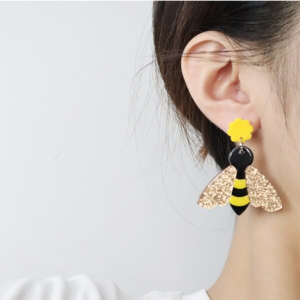 O1CN01sPYehg1tTAa58suPC_2207988525902-0-cib Wholesale Acrylic Vintage Flower Bee Earrings