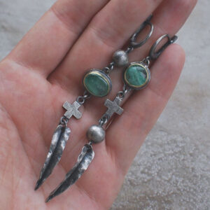 O1CN01tEzwJd2IyBXHnWSNW__2213033399354-0-cib Wholesale Green Stone Cross Feather Metal Pendant Tassel Vintage Earrings