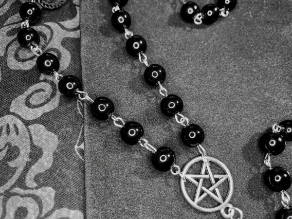O1CN01vGoUuK21w2Gd6LG1i_2212819817048-0-cib Wholesale Alloy Circle Pentagram Cross Black Beaded Necklace