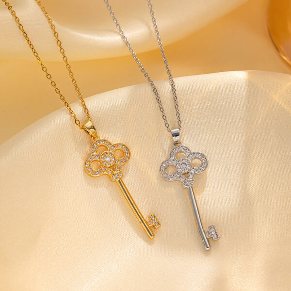 Wholesale Titanium Steel Necklace 18k Gold Heart Crown Key Pendant Clavicle Chain