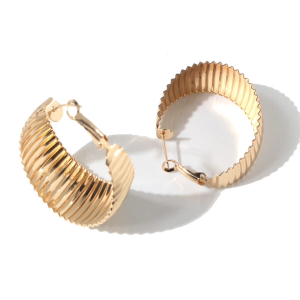 Wholesale Vintage Gold Hoop Alloy Earrings