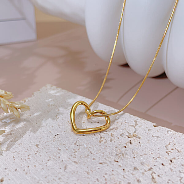 O1CN01yghF1T1DXYNPLUyjX_948580226-0-cib Wholesale Hollow Love Titanium Steel Necklace Clavicle Chain