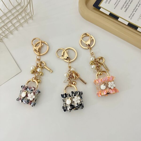 Wholesale New Metal Chain Micro-inlaid Zirconium Key Chain