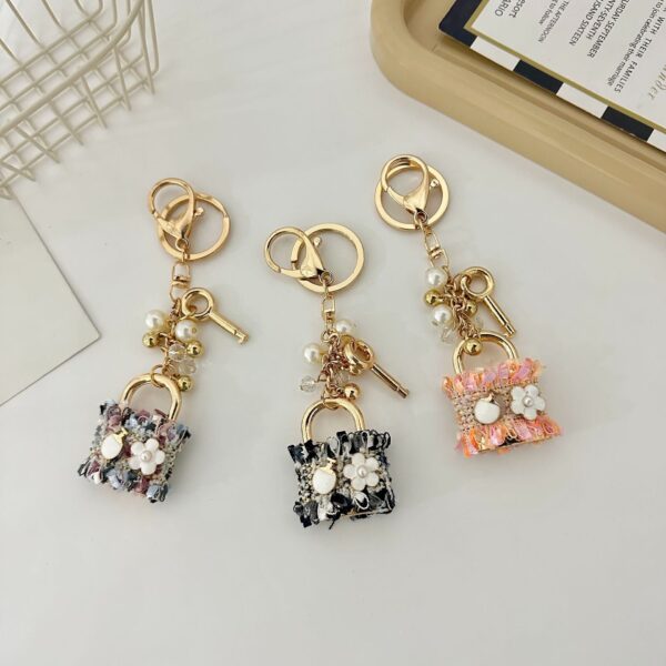 Wholesale New Metal Chain Micro-inlaid Zirconium Key Chain