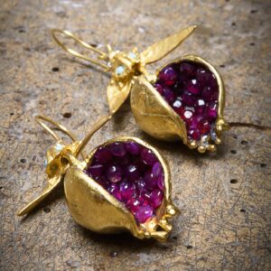 Wholesale Open the pomegranate and pomegranate seed golden earrings