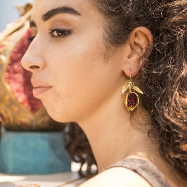 Wholesale Open the pomegranate and pomegranate seed golden earrings
