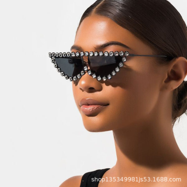 Wholesale Retro cat eye sunshade UV resistant diamond studded sunglasses