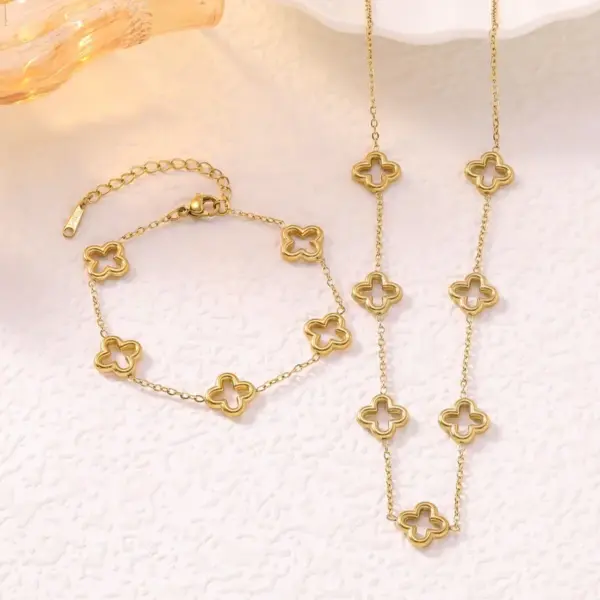 Four Leaf Clover Jewelry Set For Women In Titanium Steel With 18K Real Gold Plated PVD Coated Finish And Cable Chain