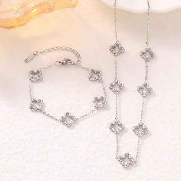 Four Leaf Clover Jewelry Set For Women In Titanium Steel With 18K Real Gold Plated PVD Coated Finish And Cable Chain