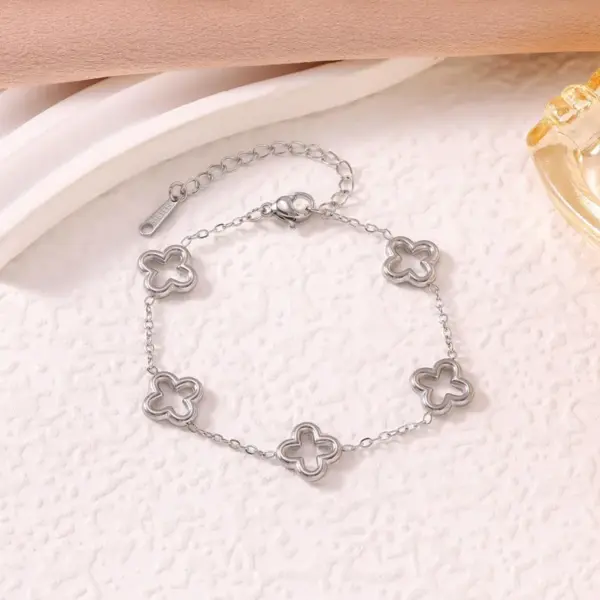 Four Leaf Clover Jewelry Set For Women In Titanium Steel With 18K Real Gold Plated PVD Coated Finish And Cable Chain