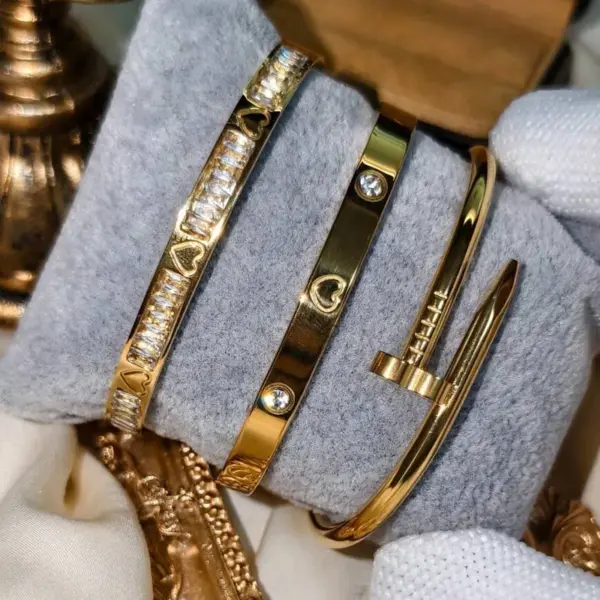 Heart-Shape-Unisex-Bangle-304-Stainless-Steel-With-18K-Gold-Plated-Coating-And-Zircon-Inlay-main-image-3-1 Heart Shape Unisex Bangle, 304 Stainless Steel With 18K Gold Plated Coating And Zircon Inlay