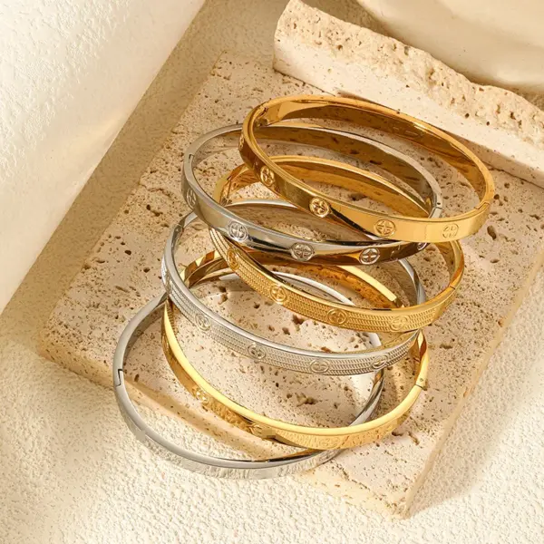 High-quality Fashion Geometric Pattern Titanium Steel Bracelet Full Diamond Stainless Steel Stud Design Jewelry Accessory