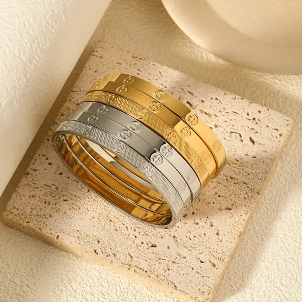 High-quality Fashion Geometric Pattern Titanium Steel Bracelet Full Diamond Stainless Steel Stud Design Jewelry Accessory