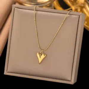 15 [Ah385] Heart-Shaped Necklace / Gold